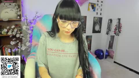 Snapshot of moonlady_ chatting on November 7, 10:43 pm MOON online show from November 7, 10:43 pm