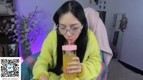 Snapshot of moonlady_ chatting on November 16, 4:07 am MOON online show from November 16, 4:07 am