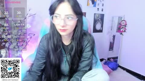 Snapshot of moonlady_ chatting on November 27, 12:46 am MOON online show from November 27, 12:46 am