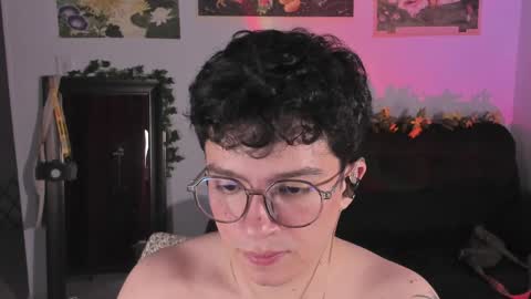 Snapshot of moonlight_baee chatting on April 3, 5:27 am Clove online show from April 3, 5:27 am