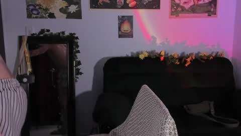 Snapshot of moonlight_baee chatting on April 4, 5:38 am Clove online show from April 4, 5:38 am