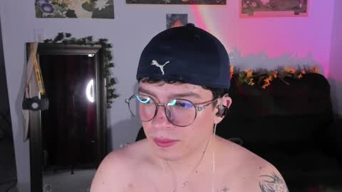 Snapshot of moonlight_baee chatting on April 9, 5:29 am Clove online show from April 9, 5:29 am