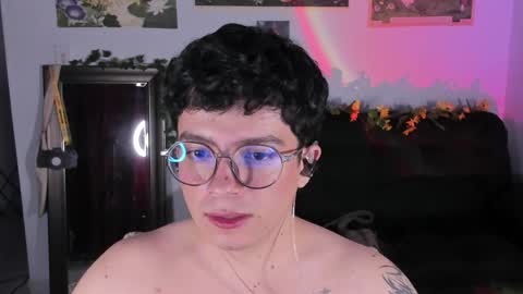 Snapshot of moonlight_baee chatting on April 9, 6:19 am Clove online show from April 9, 6:19 am