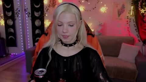 Snapshot of moonlight_mia chatting on October 25, 8:58 pm Mia online show from October 25, 8:58 pm