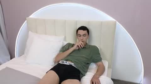 Snapshot of moonlinskinn chatting on November 21, 8:35 am Stan online show from November 21, 8:35 am