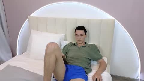 Snapshot of moonlinskinn chatting on November 25, 8:03 am Stan online show from November 25, 8:03 am