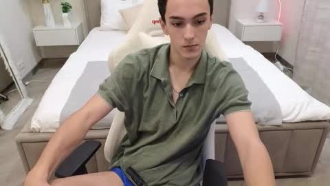 Snapshot of moonlinskinn chatting on November 26, 8:04 am Stan online show from November 26, 8:04 am