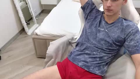 Snapshot of moonlinskinn chatting on November 29, 8:28 am Stan online show from November 29, 8:28 am