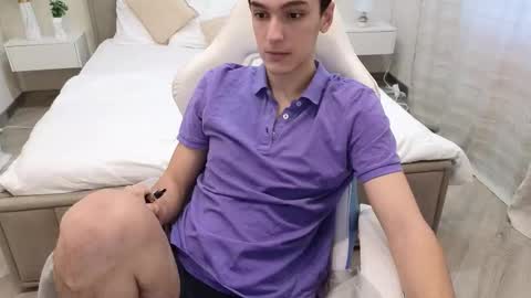 Snapshot of moonlinskinn chatting on December 3, 8:00 am Stan online show from December 3, 8:00 am