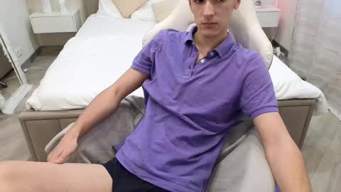 Snapshot of moonlinskinn chatting on December 4, 8:01 am Stan online show from December 4, 8:01 am