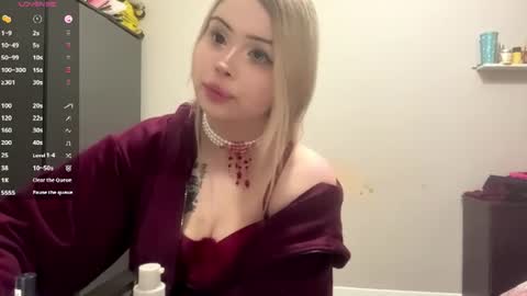 Lyn online show from July 31, 2:27 pm