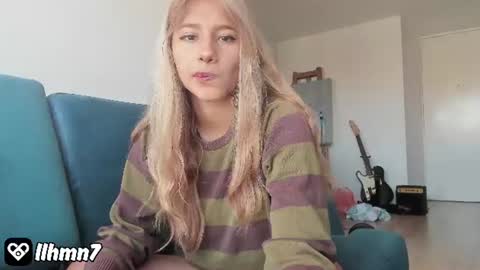 Snapshot of moonssslh chatting on July 24, 1:42 pm HELP ME REACH 100K FOLLOWERS 3 online show from July 24, 1:42 pm