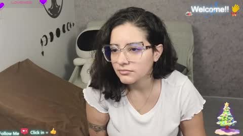 Snapshot of moonwoman_ chatting on December 23, 1:40 am Moon Woman online show from December 23, 1:40 am