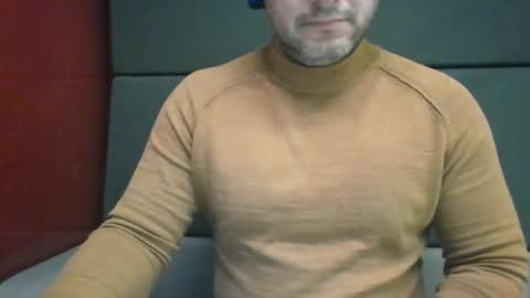 Snapshot of morepassion4u chatting on December 20, 1:43 pm morepassion4u online show from December 20, 1:43 pm