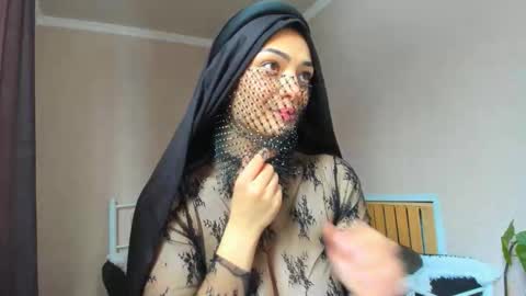 Snapshot of moroccan_diamond_ chatting on January 18, 6:28 am Medina online show from January 18, 6:28 am