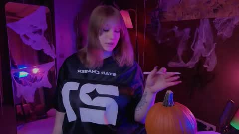 morvelyn online show from October 26, 5:30 pm