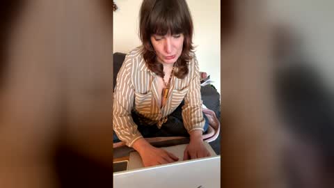 Snapshot of mossy_mommy chatting on April 21, 12:44 pm Mossy Mommy online show from April 21, 12:44 pm