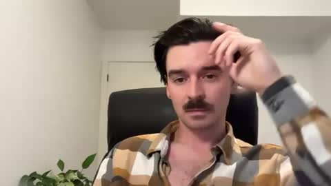 Snapshot of moustachematt chatting on June 10, 3:18 am moustachematt online show from June 10, 3:18 am