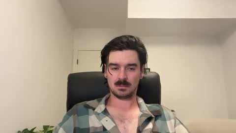 Snapshot of moustachematt chatting on June 18, 3:18 am moustachematt online show from June 18, 3:18 am