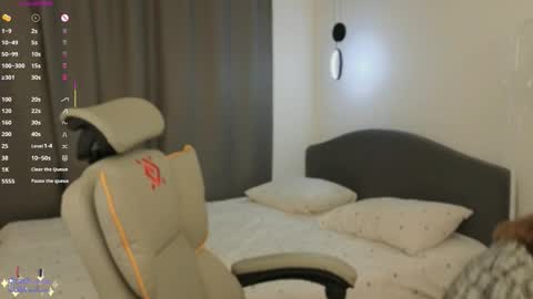 Snapshot of mowalova chatting on March 25, 7:53 pm Ivy online show from March 25, 7:53 pm