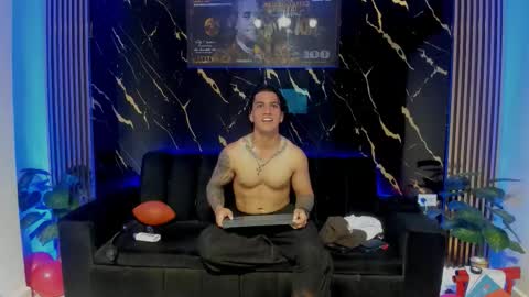 Snapshot of mr_maximo chatting on February 15, 7:51 am mr_maximo online show from February 15, 7:51 am