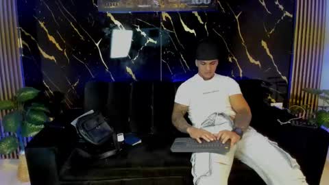 Snapshot of mr_maximo chatting on March 9, 2:26 am mr_maximo online show from March 9, 2:26 am