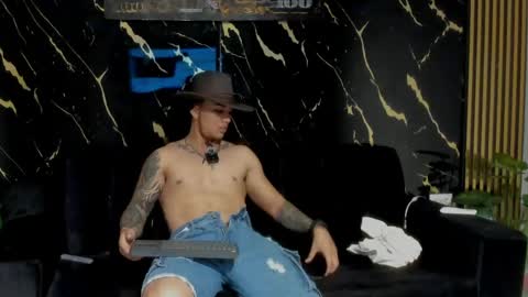 Snapshot of mr_maximo chatting on March 24, 4:28 am mr_maximo online show from March 24, 4:28 am