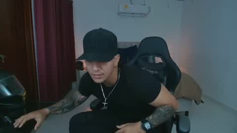 mr_maximo online show from June 19, 2:49 am