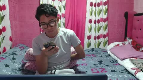 mrheartthief online show from June 14, 1:35 pm