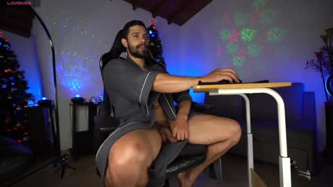 Snapshot of mrlouiss chatting on December 12, 1:43 am Luis Instagram online show from December 12, 1:43 am