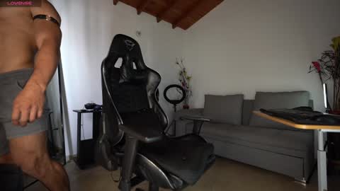 Snapshot of mrlouiss chatting on February 1, 2:13 pm Luis Instagram online show from February 1, 2:13 pm