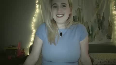 Snapshot of msclairewhatever chatting on October 10, 5:17 am msclairewhatever online show from October 10, 5:17 am