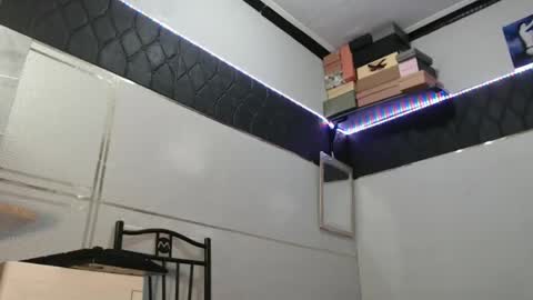 Snapshot of mskimts chatting on February 18, 12:37 am mskimts online show from February 18, 12:37 am