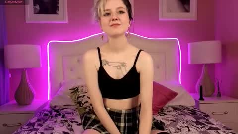 Lina  Help me to reach 100 thumbs up  online show from November 23, 1:22 pm