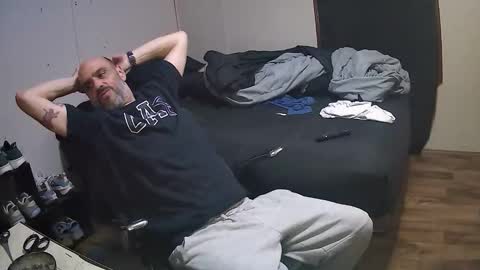 Snapshot of muffdiver718 chatting on February 21, 2:23 am Muffdiver online show from February 21, 2:23 am