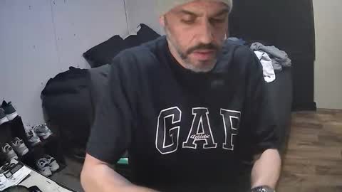 Snapshot of muffdiver718 chatting on February 21, 2:29 pm Muffdiver online show from February 21, 2:29 pm