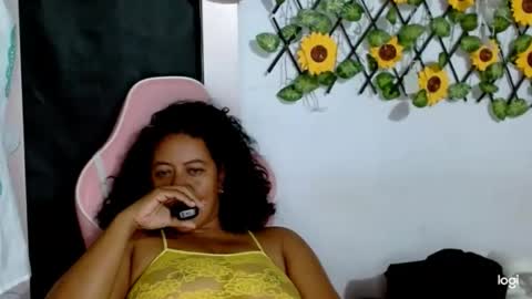 Snapshot of munecaoscura chatting on October 27, 5:33 am Mueca Oscura online show from October 27, 5:33 am
