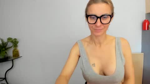 LOVELY JULIA  Peter DAY online show from December 9, 10:54 am