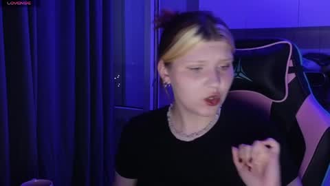 Snapshot of mura_muur chatting on June 8, 3:56 pm Milana online show from June 8, 3:56 pm