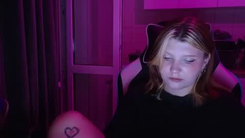 Snapshot of mura_muur chatting on June 11, 5:44 pm Milana online show from June 11, 5:44 pm