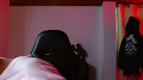 Snapshot of muscle_cock32 chatting on October 20, 6:19 pm David Big online show from October 20, 6:19 pm