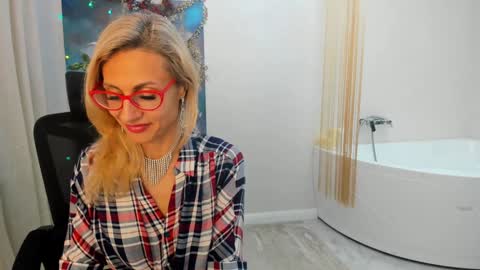 Snapshot of museofstage chatting on January 10, 5:34 pm Diana online show from January 10, 5:34 pm