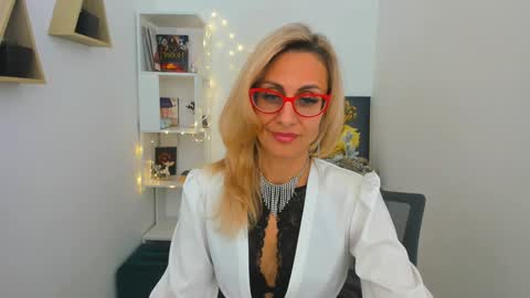 Snapshot of museofstage chatting on January 12, 3:03 pm Diana online show from January 12, 3:03 pm