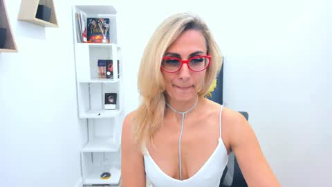 Snapshot of museofstage chatting on January 26, 3:03 pm Diana online show from January 26, 3:03 pm