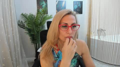 Snapshot of museofstage chatting on February 6, 11:32 am Diana online show from February 6, 11:32 am