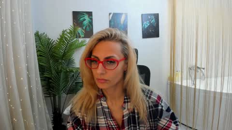 Snapshot of museofstage chatting on February 7, 11:56 am Diana online show from February 7, 11:56 am