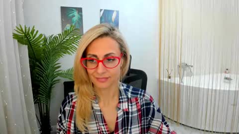 Snapshot of museofstage chatting on February 24, 2:48 pm Diana online show from February 24, 2:48 pm