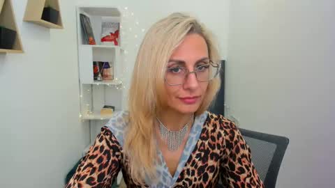 Snapshot of museofstage chatting on February 27, 2:32 pm Diana online show from February 27, 2:32 pm