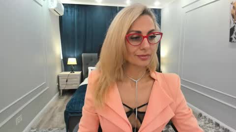 Snapshot of museofstage chatting on March 3, 11:33 am Diana online show from March 3, 11:33 am