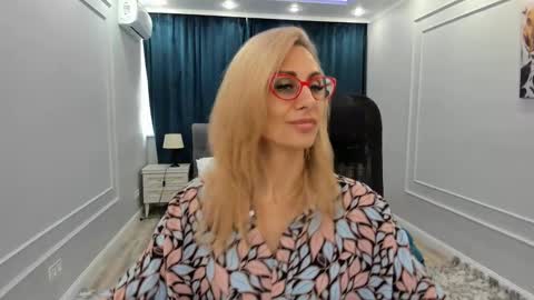 Snapshot of museofstage chatting on March 10, 11:32 am Diana online show from March 10, 11:32 am